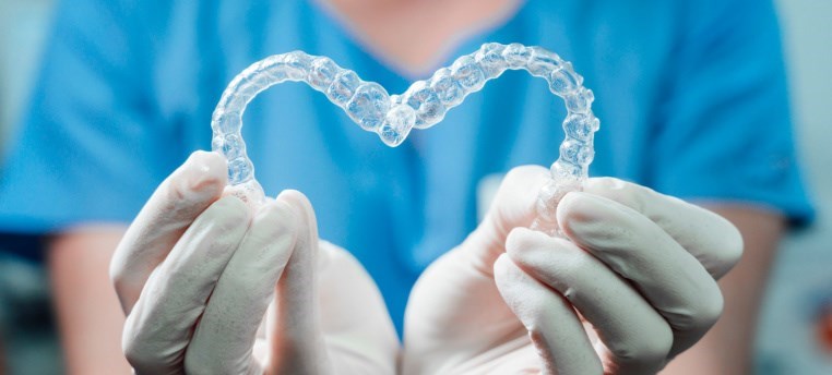 יישור שיניים שקוף