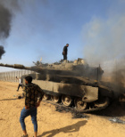 פעילי החמאס פורצים את גדר הגבול 