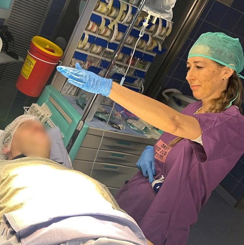 הפסיכולוגית הרפואית מיה מזרחי בטיפול היפנוטי בחדר הניתוח. צילום: תמר חרץ ברקאי