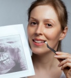 מבורג טיטניום לחיוך מלא: מה באמת קורה בהשתלת שיניים?-תמונה