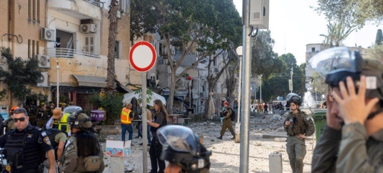 כוחות ההצלה בזירת נפילת טיל איראני