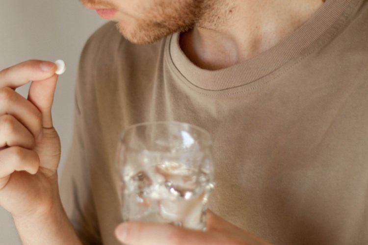 ריטלין. גורמת לתחושת ריחוף ולכן עלולה למכר. אילוסטרציה