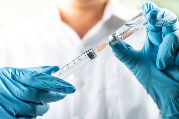 משרד הבריאות ממליץ לבני 65 להתחסן גם לשפעת וגם לקורונה. אילוסטרציה: שאטרסטוק