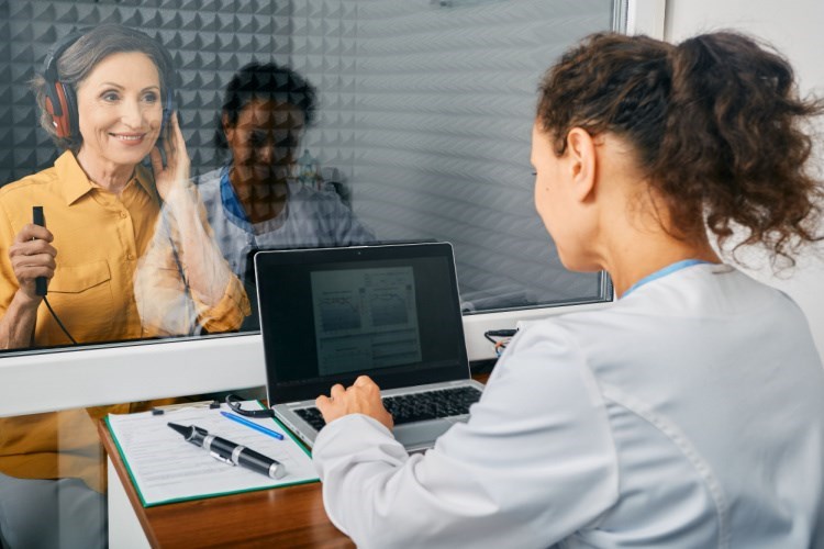 בדיקת שמיעה. צילום: שארסטוק