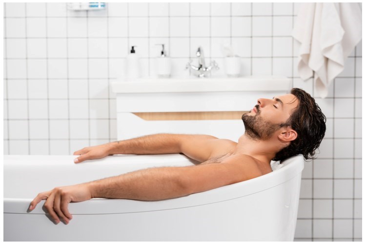 אמבטיית ישיבה להקלה על טחורים. אילוסטרציה: שאטרסטוק