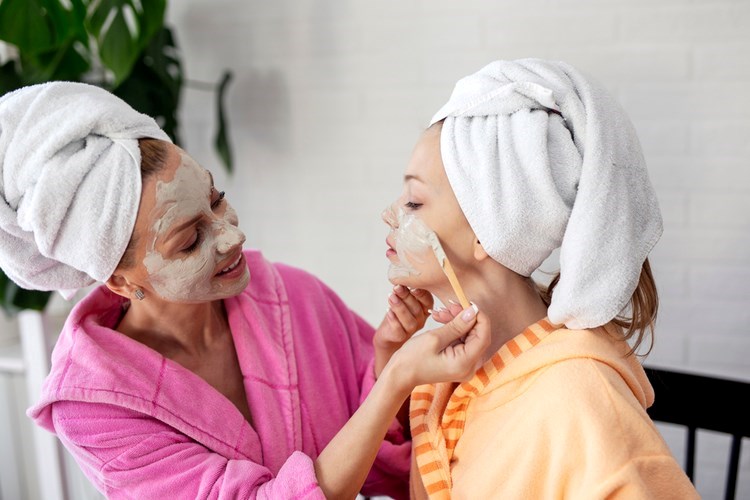 מסיכת הזנה לעור הפנים