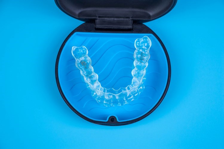 יישור שיניים ממוחשב שקוף