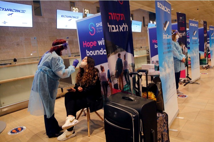 בדיקת בנמל התעופה בן גוריון. צילום: שאטרסטוק