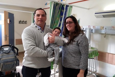 ד"ר נאמן (משמאל) עם האם ואריאל הקטן