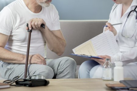 ההערכה ע"י מומחה נוסף מתבצעת בביתו של הקשיש. צילום: שאטרסטוק