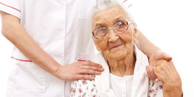 טיפול וסיוע בפעולות הבסיסיות ביותר. אילוסטרציה: שאטסטוק