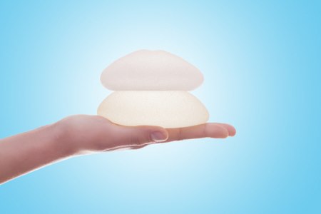 נשים מתעקשות להחדיר שתלי סיליקון גדולים מאוד. צילום:שאטרסטוק