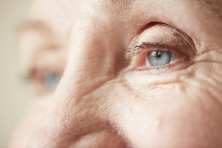 אזור העפעפיים מושפע מאד מהזמן שחולף. צילום: thinkstock