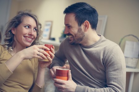 הכנסת הומור וצחוק לקשר שנעשה טכני וגנרי. צילום: שאטרסטוק