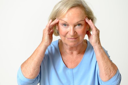 ככל שהשנים חולפות, השפעת הגיל ניכרת על עור הפנים. צילום: שאטרסטוק