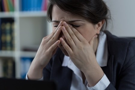 הצטברות ההפרשה בחלל הסינוסים גורמת לתחושת לחץ. צילום: thinkstock