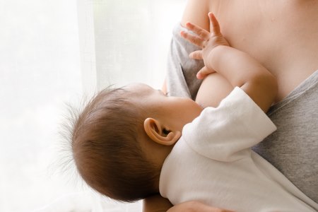 לידות והנקות הן מהגורמים העיקריים לצניחת החזה. צילום: שאטרסטוק