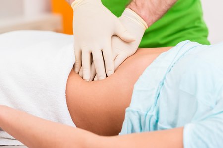 במהלך הטיפול מקבל המטופל עיסוי בבטן וברגליים. צילום: שאטרסטוק