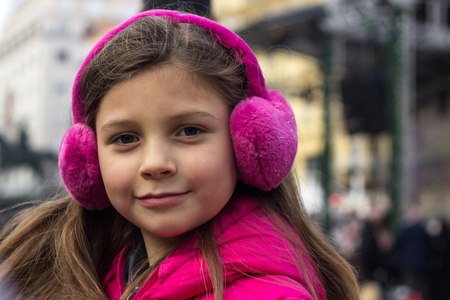 שימוש בכובע צמר או מגן אוזניים בזמן רוח או קור עשוי לסייע. צילום: שאטרסטוק