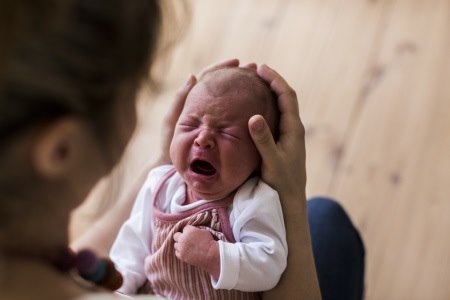 לשון קשורה עלולה להקשות על ההנקה והיניקה. צילום: thinkstock
