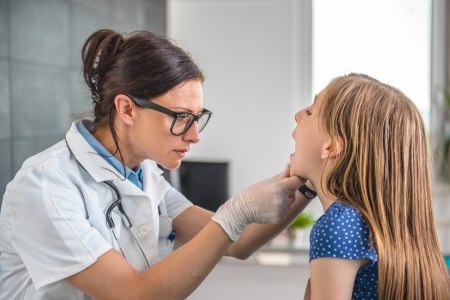 מומלץ לבצע  בדיקת אף-אוזן-גרון מלאה. צילום: thinkstock