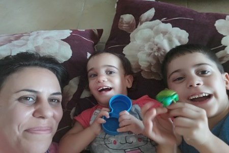 לירז ושני ילדיה. סימני הפגות ילוו אותנו כל החיים. צילום: לירז צוקרן