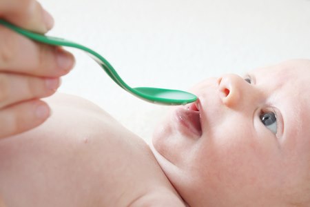 מתן טיפות ויטמין די דרך הפה. צילום: שאטרסטוק