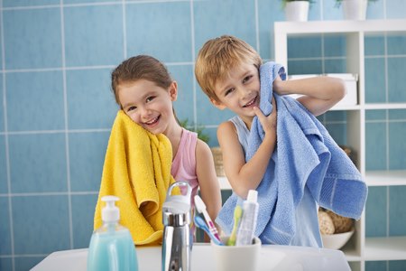 ההדבקה אפשרית גם על ידי מגע בחפצים, כמו מגבות או מצעים. צילום: שאטרסטוק
