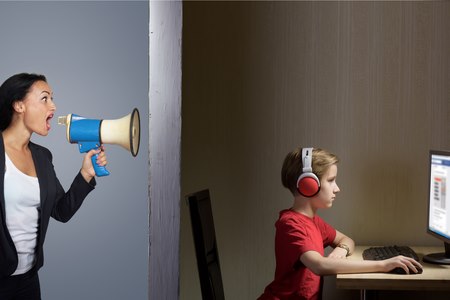 חשוב לשים גבולות ולהגביל את זמני הצפייה. צילום: שאטרסטוק