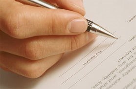 חתימה על טופס הסכמה. גם כאן צריך לקרוא את האותיות הקטנות