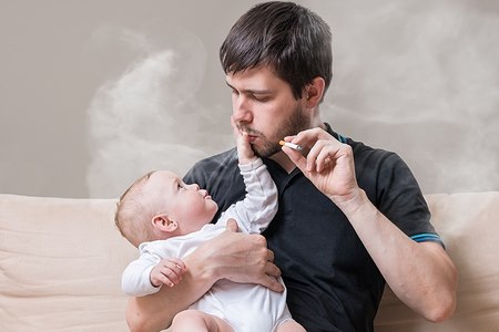 עישון של ההורים ליד תינוק מגביר סיכון למוות בעריסה. צילום shutterstock