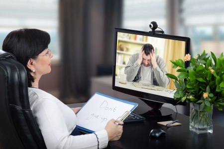הלקוח מקבל נגישות יומיומית אל המטפל שלו למשך חודש שלם. צילום: thinkstock