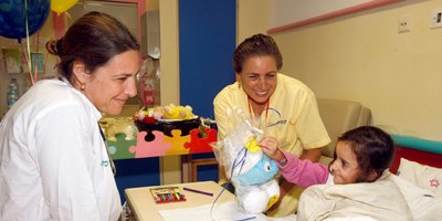ד"ר אפרת ברון-הרלב, סגנית מנהל מרכז שניידר, עם מהליה סואץ, המתנדבת בעמותת "ילדים שלנו. צילום: דוברות בי"ח שניידר