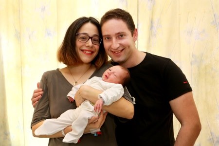 סיגל ויוני עם בנם השני. צילום: פיוטר פליטר 