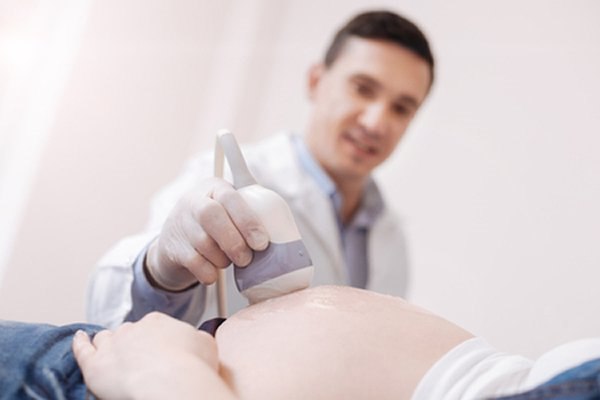 בדיקת אקו לב עובר מבוצעת באמצעות אולטרסאונד בטני. צילום: שאטרסטוק