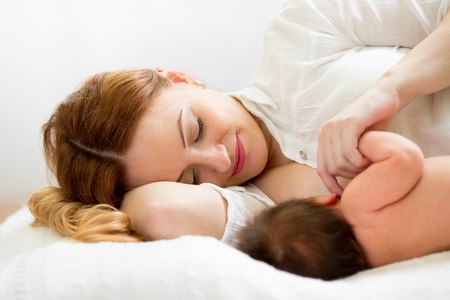 בכל תנוחת הנקה חשוב שהתינוק יתפוס את השד באופן נכון. צילום: שאטרסטוק