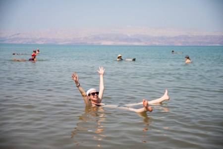 אחד הטיפולים הנפוצים בפסוריאזיס הוא טבילה בים המלח. צילום: שאטרסטוק