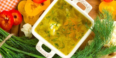 מרק עוף וירקות כ"תרופה" טבעית ומנחמת בחורף קר (אילוסטרציה shutterstock)