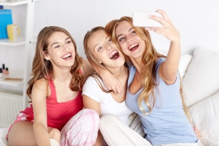 המתבגר שלנו עסוק עם החבר