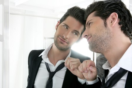הנרקיסיסט המוחצן הוא יהיר ודורש תשומת לב בלתי פוסקת. צילום: שאטרסטוק