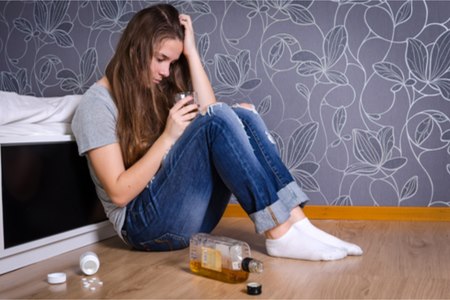 לעיתים חולים במצב המאני נוטים לצרוך סמים ואלכוהול. צילום: שאטרסטוק