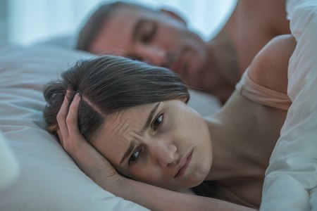 טיפול תרופתי זמני לשינה או להרגעה מקובל בשלבים הראשונים. צילום: שאטרסטוק