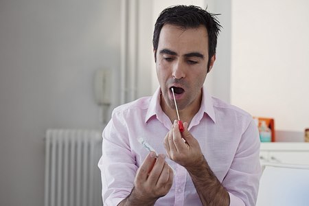 בדיקת רוק פשוטה תזהה הסיכון לאלצהיימר? (אילוסטרציה shutterstock)