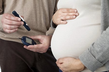 סוכרת הריון: הדרכה למדידת סוכר בדם (צילום: שאטרסטוק)