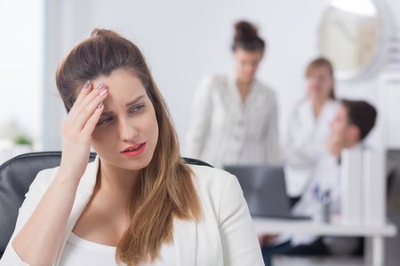 שינויי השגרה, המתח והלחץ עלולים לגרום לכאבי ראש. צילום: שאטרסטוק