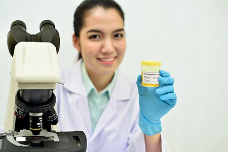 בדיקת שתן PCR לאבחון המחלה (אילוסטרציה shutterstock)