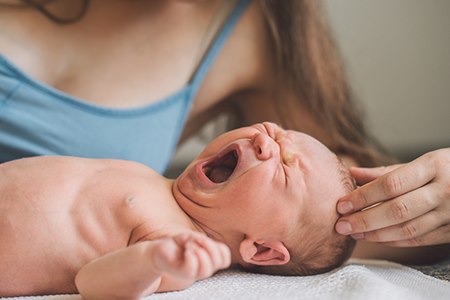 קשיי יניקה ובליעה, קשיי נשימה ובכי ללא דמעות (אילוסטרציה shutterstock)