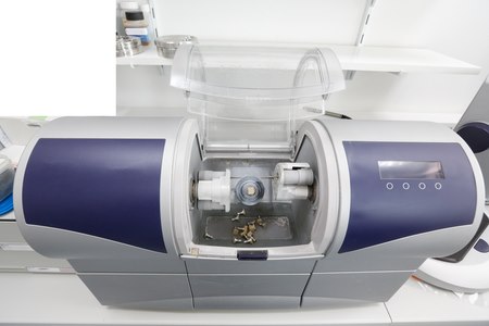 מכשיר CAD/CAM - טכנולוגיה חדשנית ברפואת שיניים. צילום: שאטרסטוק