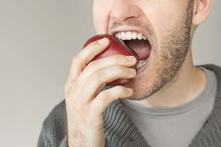 השיניים הטבעיות הן הטובות למערכת לעיסה יפה ותפקודית. צילום: שאטרסטוק