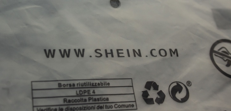 שקית משלוח של אפליקציית SHEIN